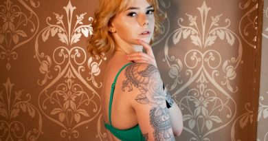 Camgirl SuzieTattooed (18 Jahre) nackt vor der Webcam