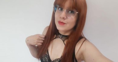 Valkiria Rose nackt vor der Webcam