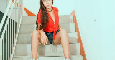 Camgirl Tania Wayne (18 Jahre) nackt vor der Webcam